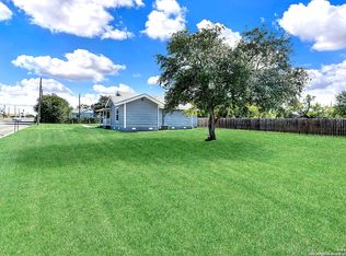 217 S Esplanade St, Karnes City, TX 78118
