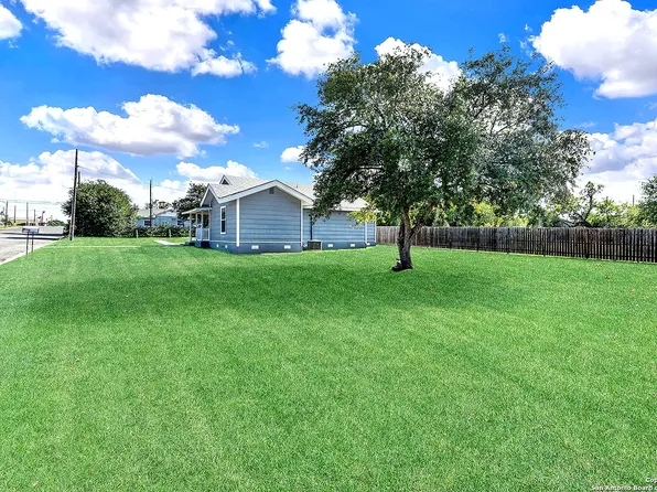 217 S Esplanade, Karnes City, TX 78118