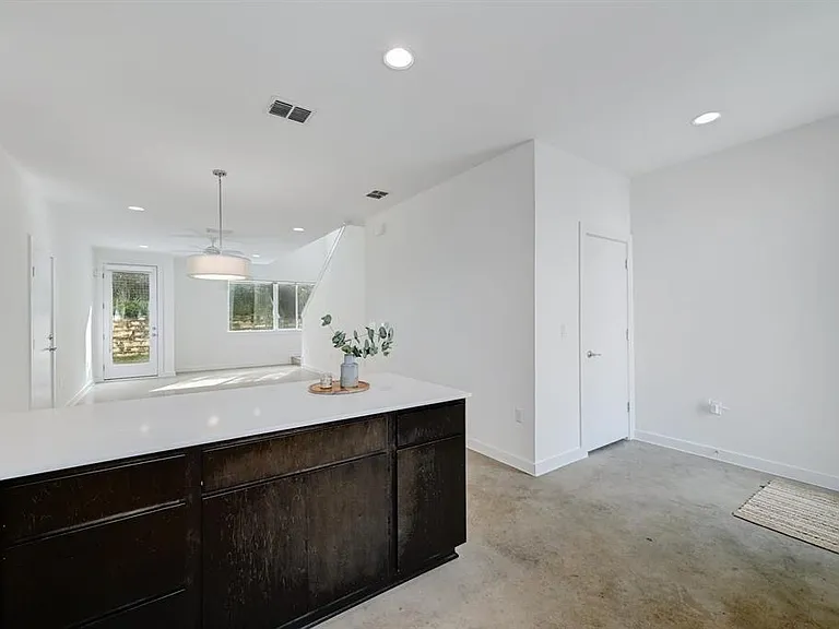 705 N Bluff Dr #11 — Photo 4