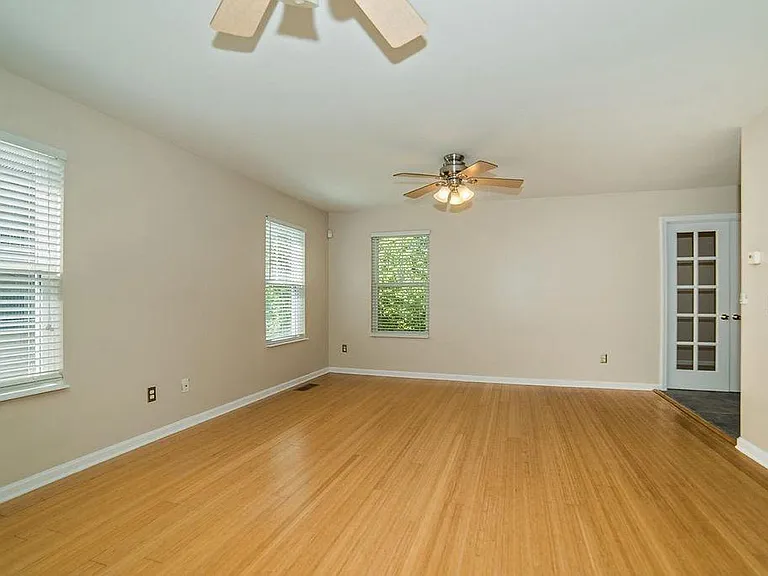 2532 Riverside Dr — Photo 4