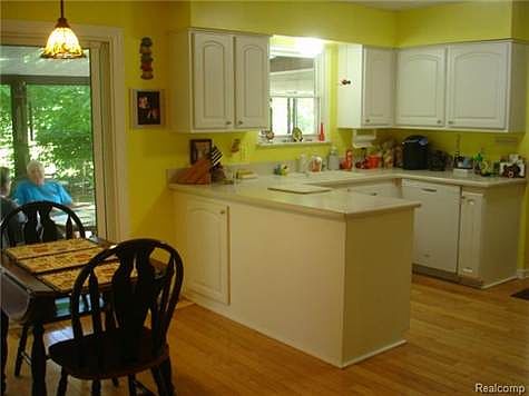 LARGE KITCHEN