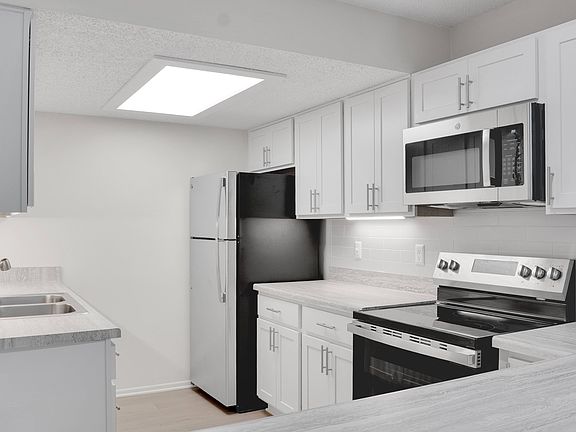4th image of 601 N Van Buren Trl #701