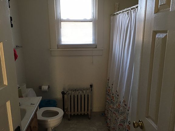 5th image of 448 Stewart St APT 1