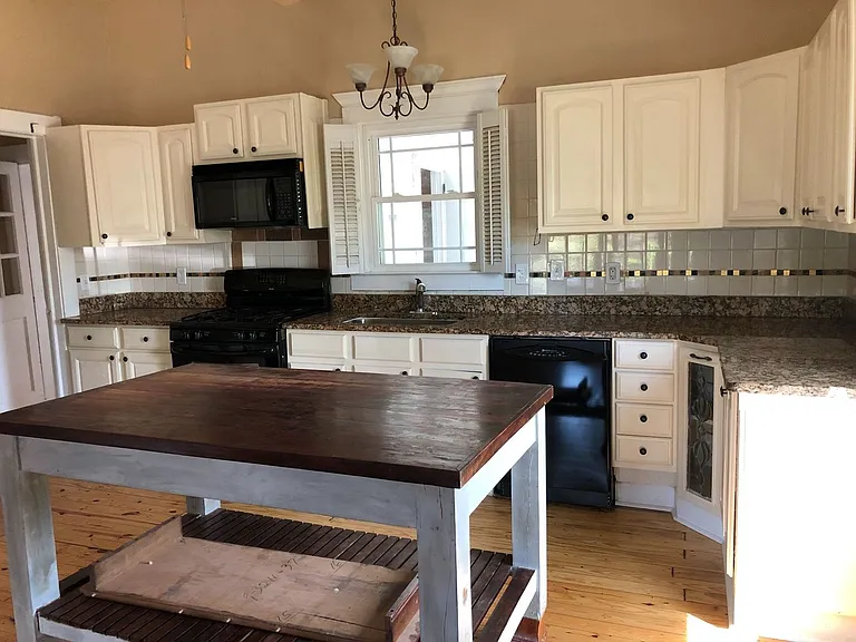 599 Gordon St — Photo 14