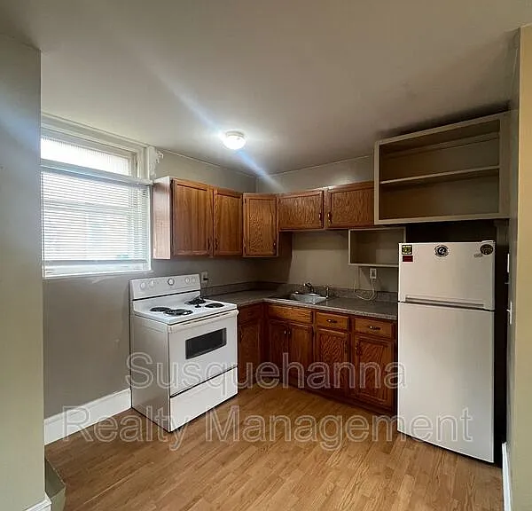 134 College Ave — Photo 3
