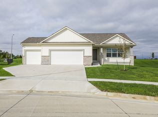 910 NW Ridgeline Ct, Ankeny, IA 50023