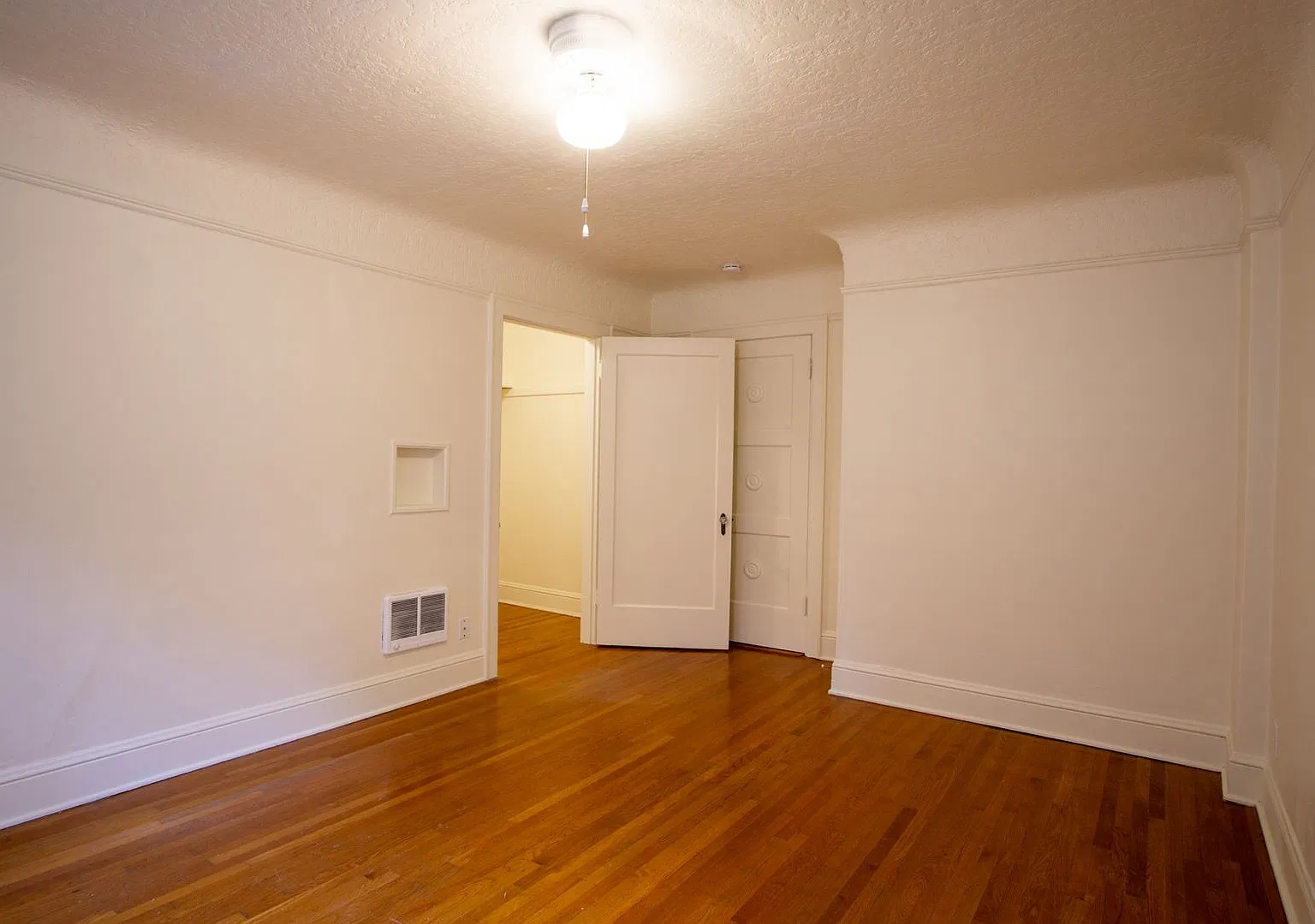 Spacious & Bright Top-Floor Corner Studio Ready Now! — Photo 3