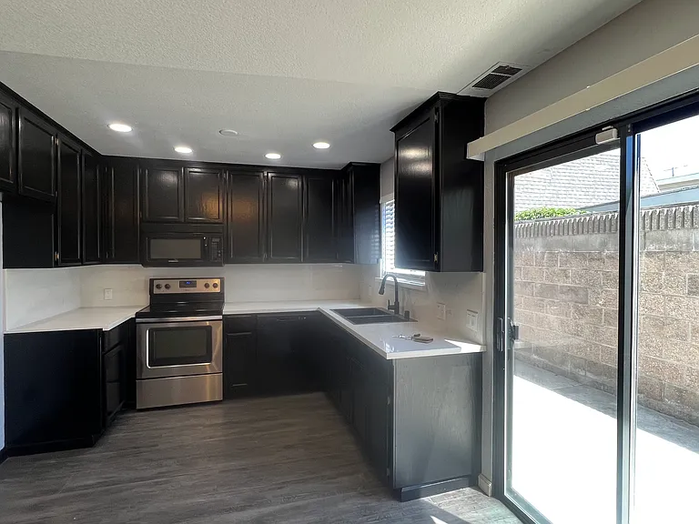 1924 W Holly Dr — Photo 3