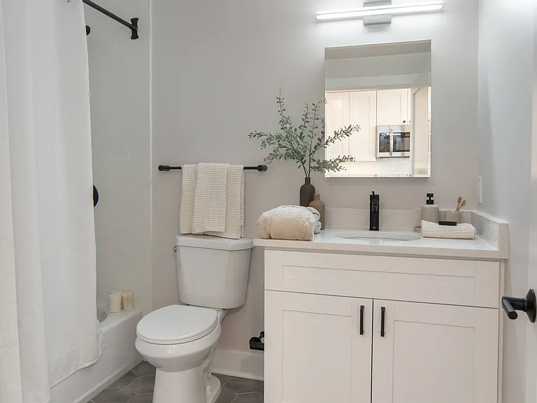 Connecticut House Apartments — Photo 40