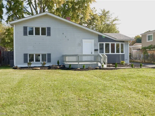 911 West Dr, Sheffield Lake, OH 44054