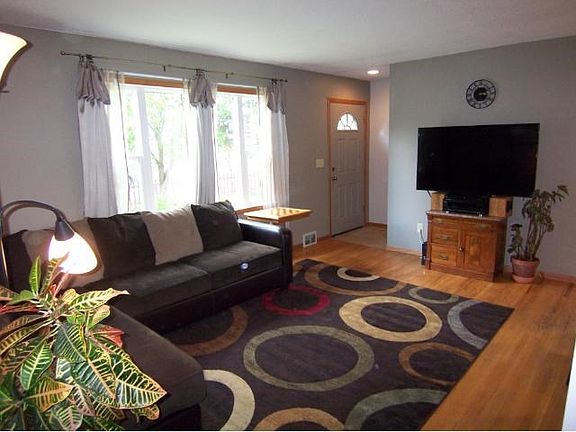 Comfortable living room area..!!