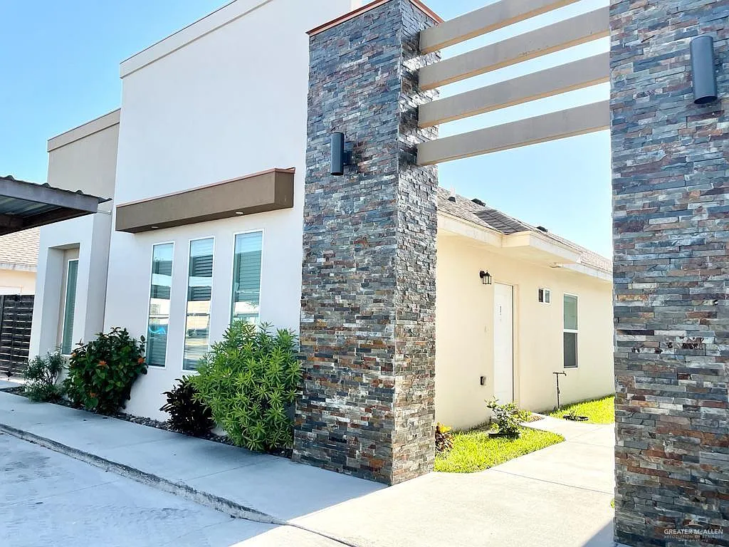 2 bed, 2.0 bath, 1100 sqft, $1,100 — Photo 1
