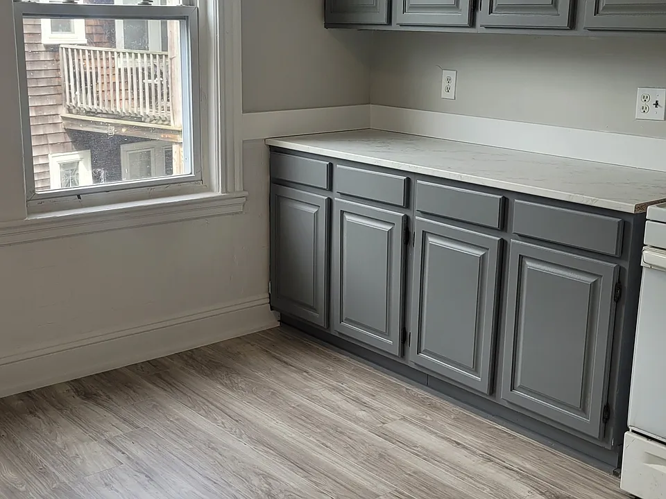 Spacious newly refreshed eat-in kitchen
