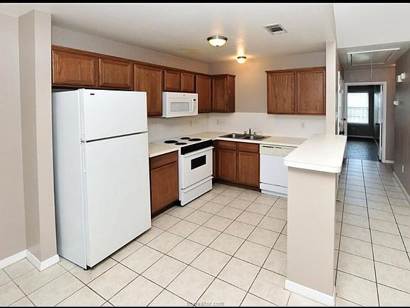 4th image of 3620-3622 Hollyhock St