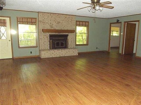 2nd image of 1204 Chateau Ln