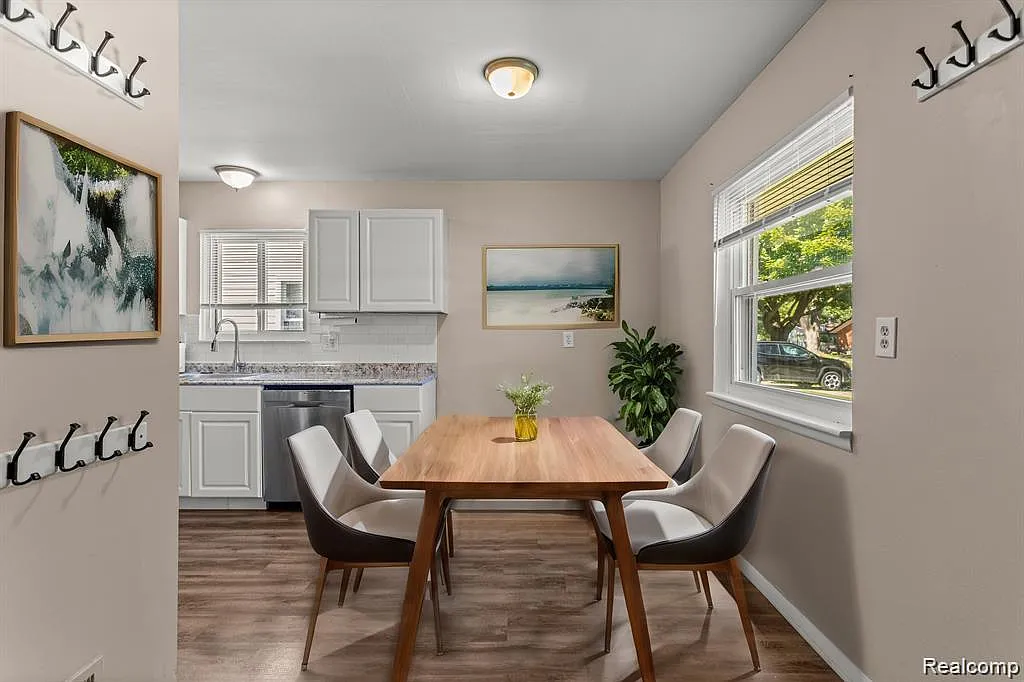 4 bed, 1.5 bath, 1336 sqft, $1,700 — Photo 3