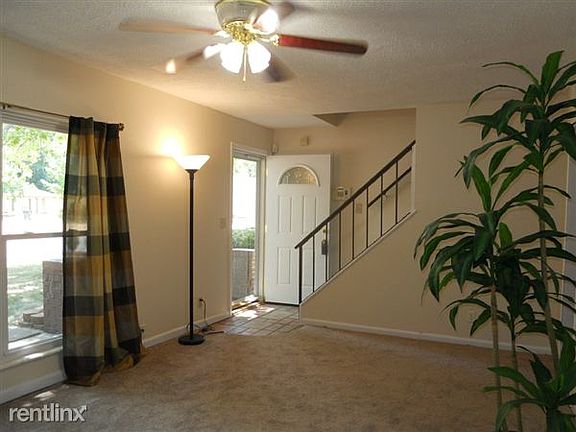 Living room - View 2