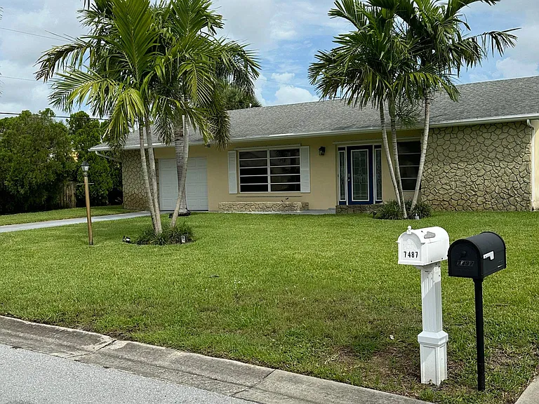 7487 SE Pelican Way — Photo 1