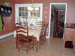 eat-in kitchen