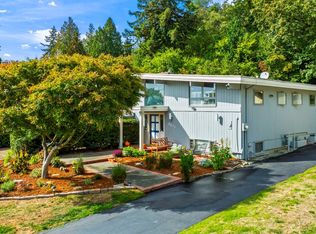 8203 Avalon Dr, Mercer Island, WA 98040