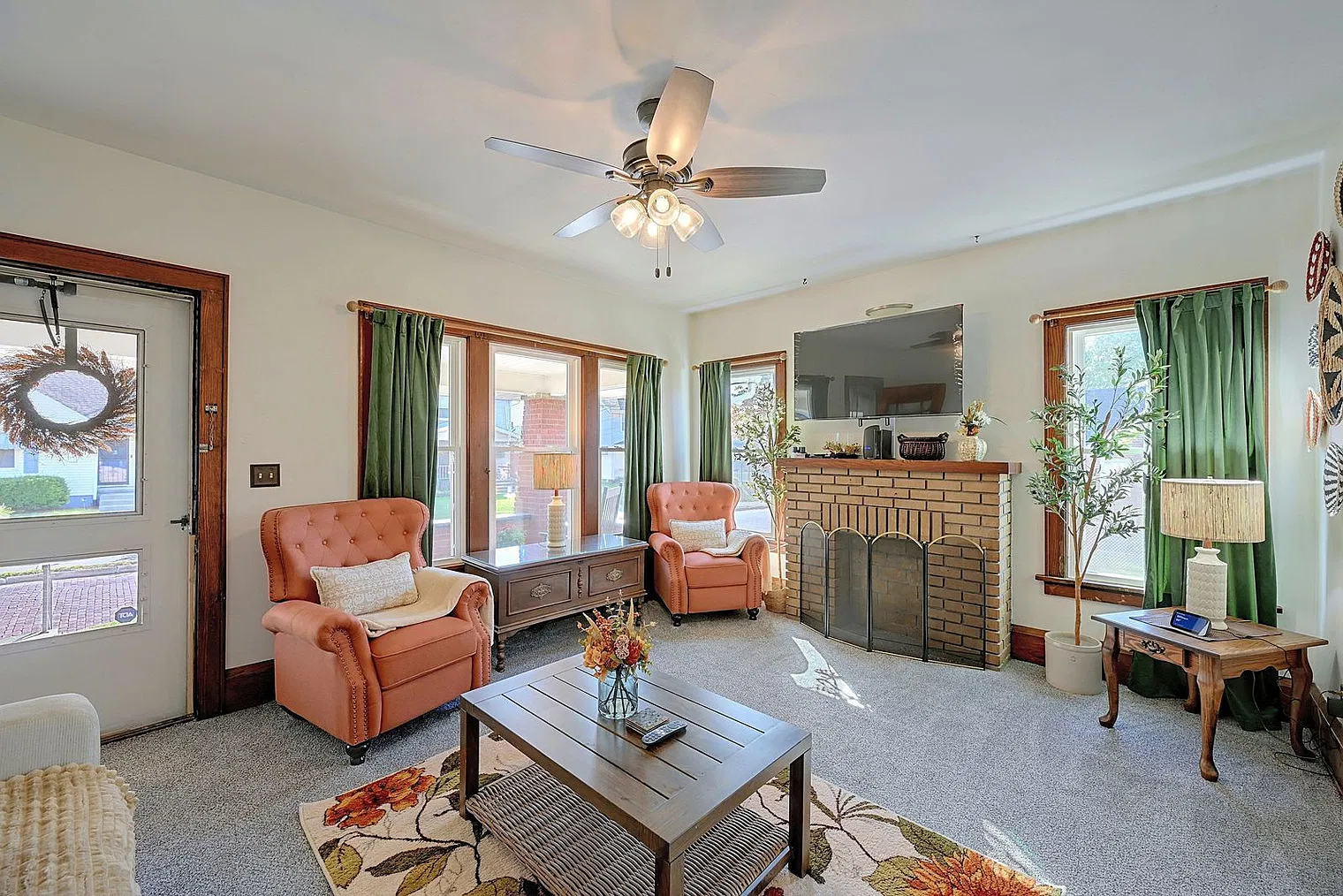 3 bed, 1.0 bath, 1291 sqft, $2,856 — Photo 1