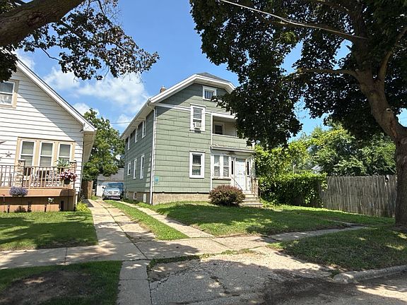 2nd image of 912 40th Pl