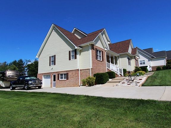 3rd image of 75 Farmstead Ln