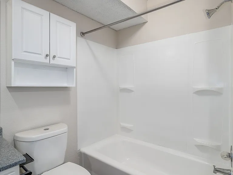Falcon Point Apartments — Photo 27