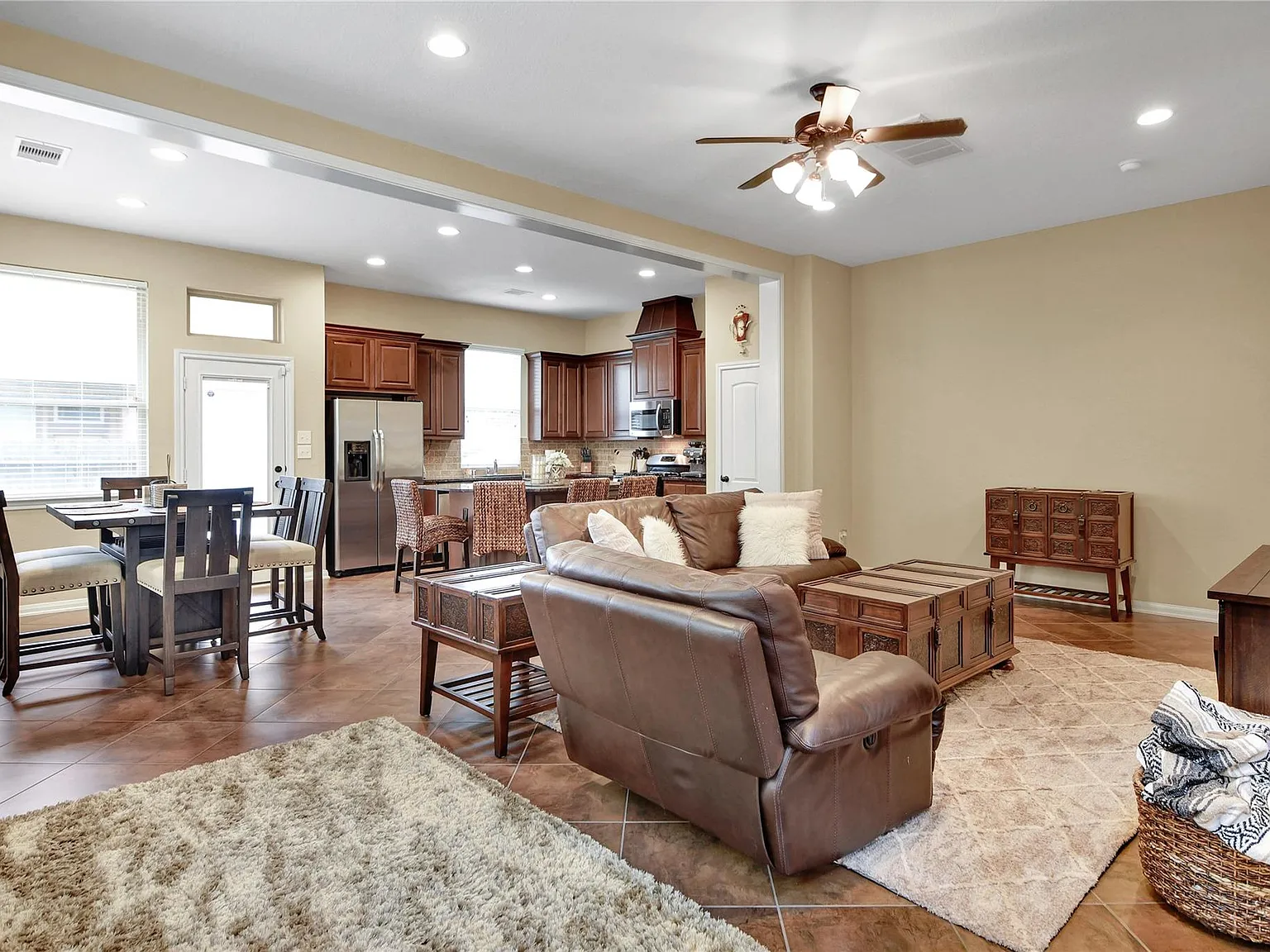3 bed, 2.5 bath, 1949 sqft, $2,500 — Photo 3