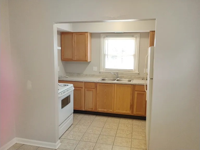 1258 Centre Pkwy — Photo 7