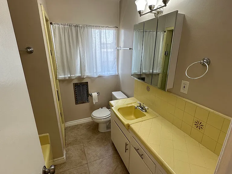 1355 N Poinsettia Pl #8 — Photo 9