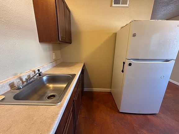 5th image of 915 S 15th St