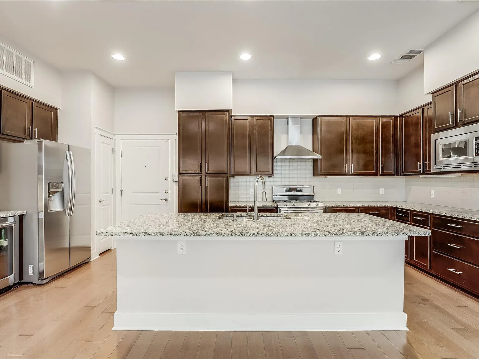 3 bed, 3.5 bath, 2174 sqft, $3,800 — Photo 2