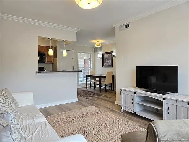 2511 Metairie Lawn Dr #215