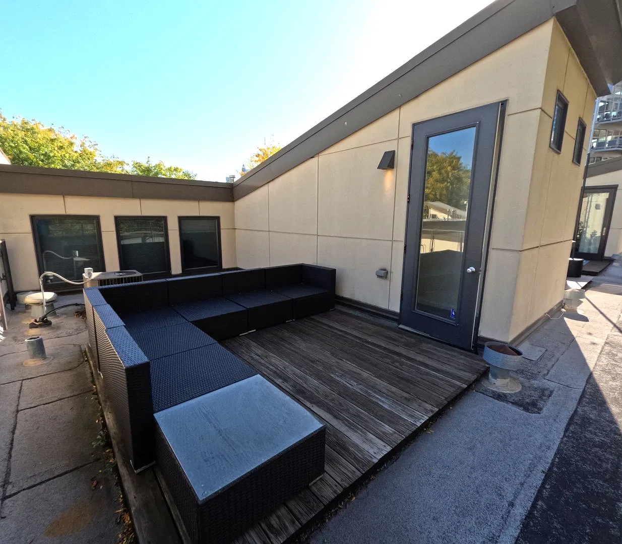 917 N Kingsbury — Photo 2