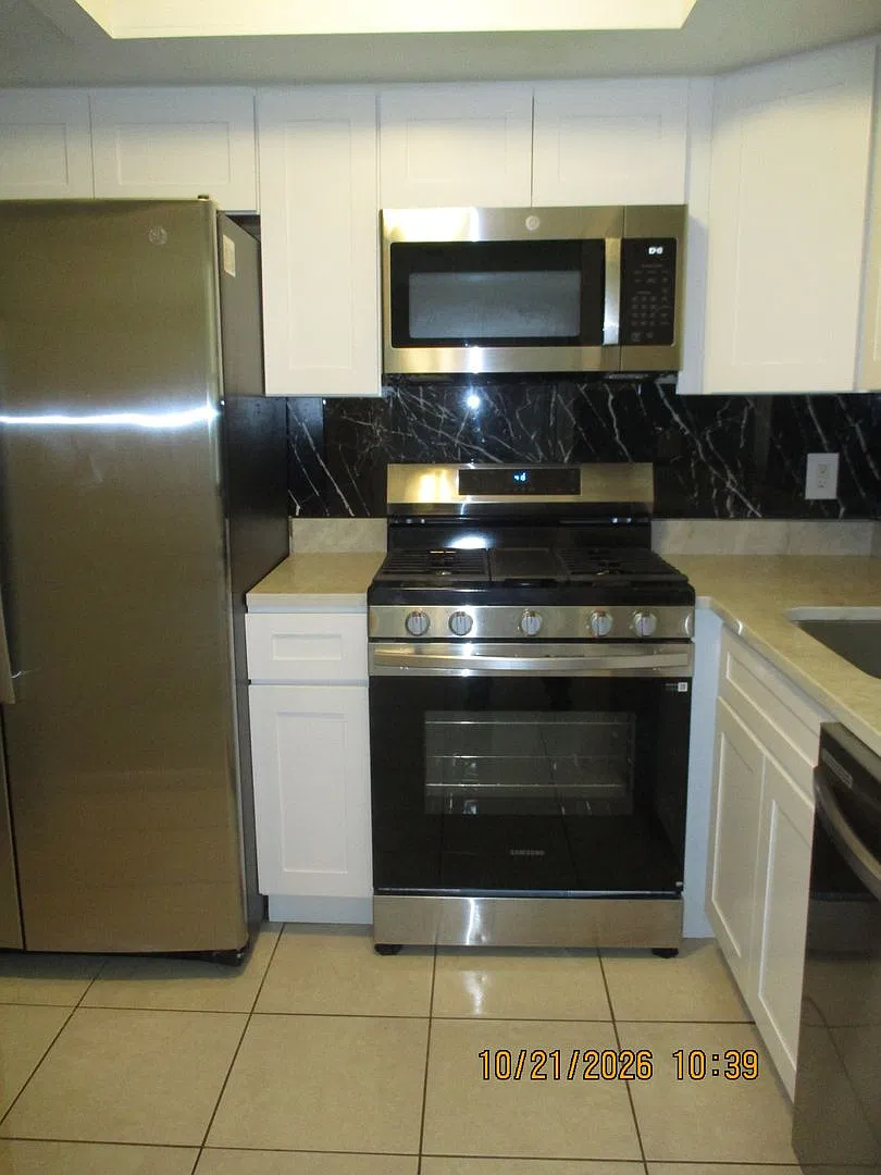 Charming 3-Bedroom Home with a Large Backyard in Daytona Beach! — Photo 2
