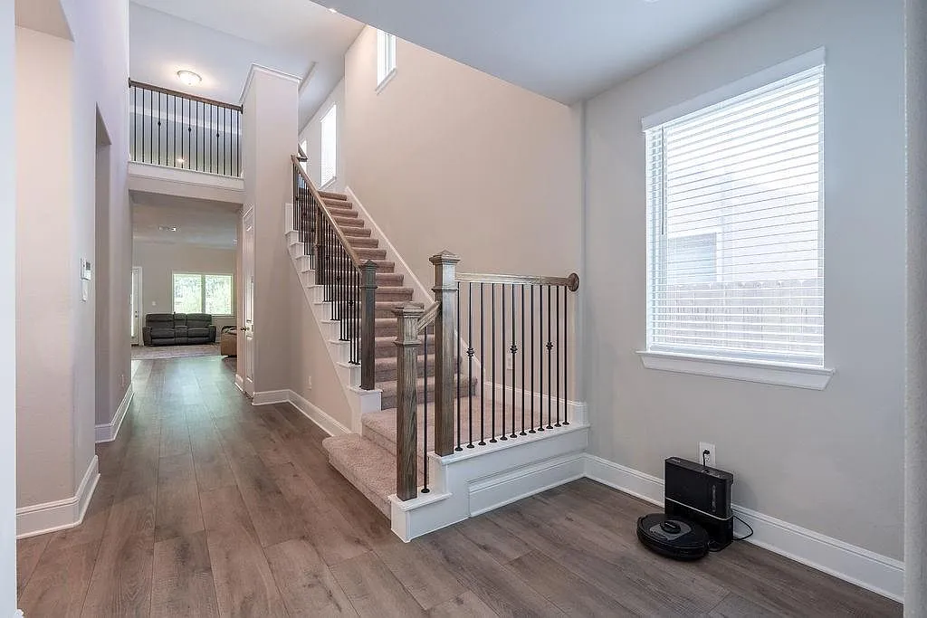 4 bed, 3.5 bath, 2563 sqft, $3,000 — Photo 4