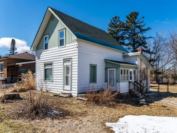 135 Poyntz St, Penetanguishene, ON L9M 1P5