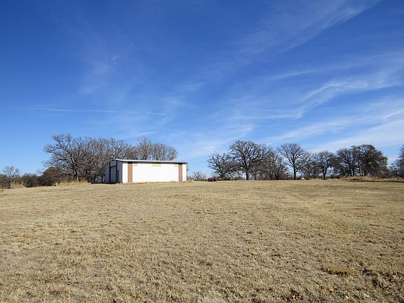 steel horse barn w/stalls