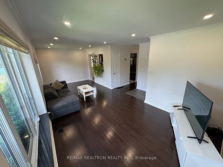 93 Aurora Heights Dr — Photo 2