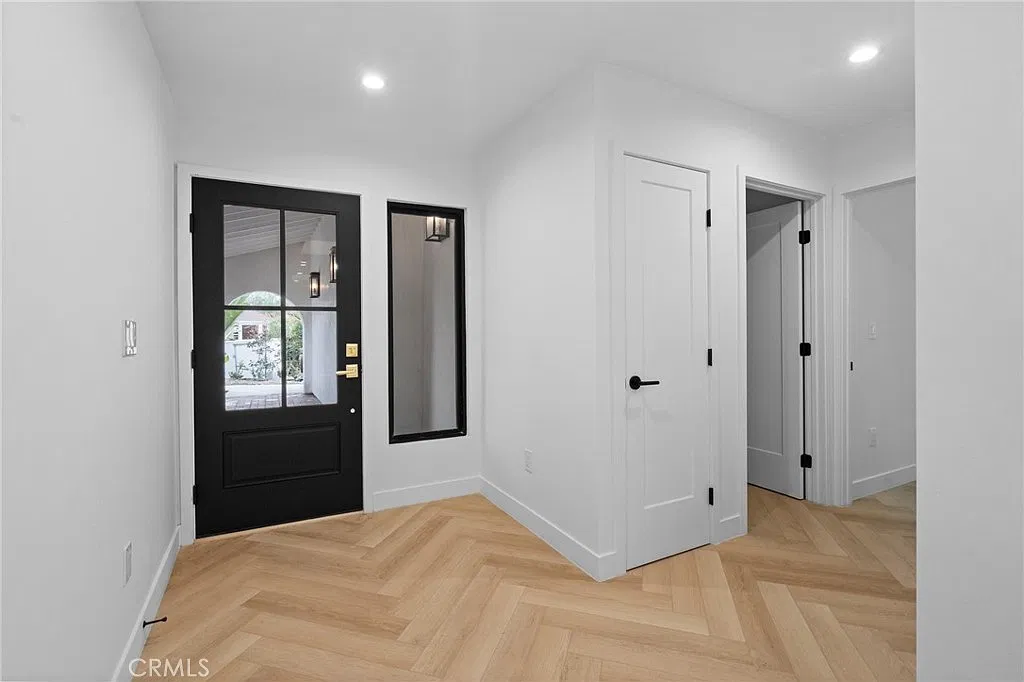 4 bed, 3.5 bath, 2300 sqft, $7,000 — Photo 2