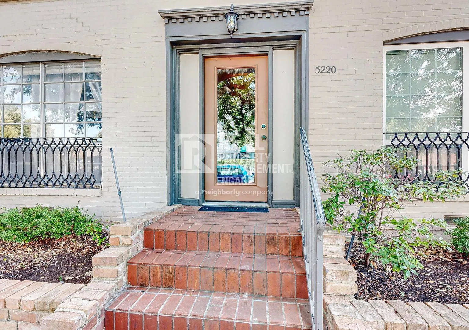 Updated 2-Bedroom Condo for Rent in Prime Dallas Location! — Photo 2