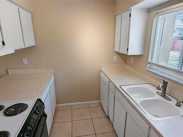 1000 Lake Of The Woods Blvd #C103 — Photo 9