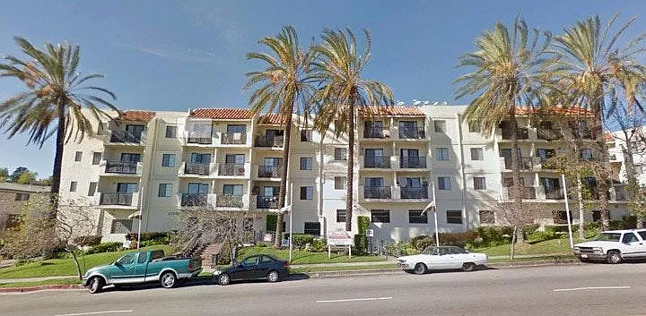 2 bed, 800 sqft, $2,400 — Photo 1