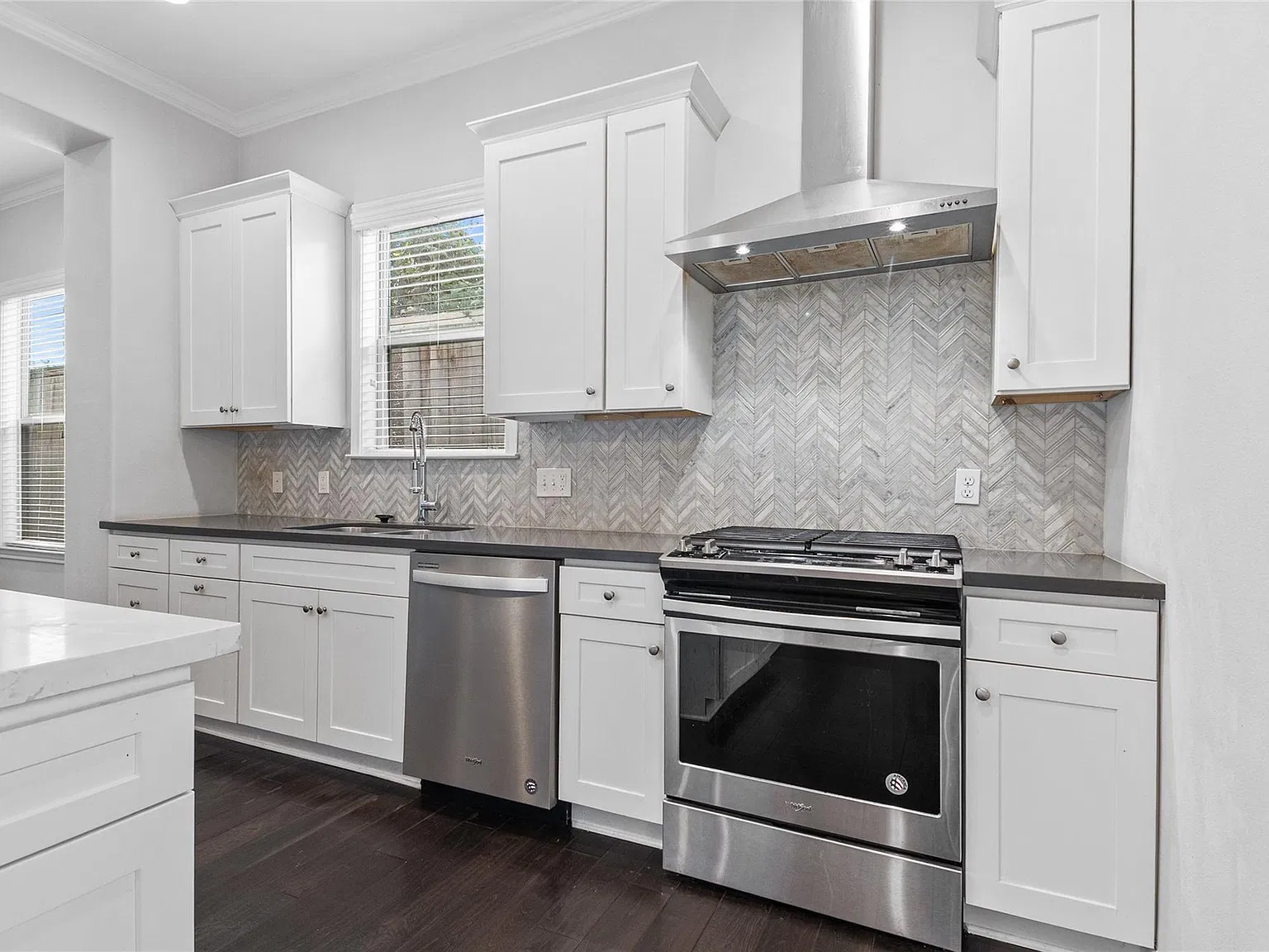3 bed, 2.5 bath, 1964 sqft, $2,400 — Photo 3