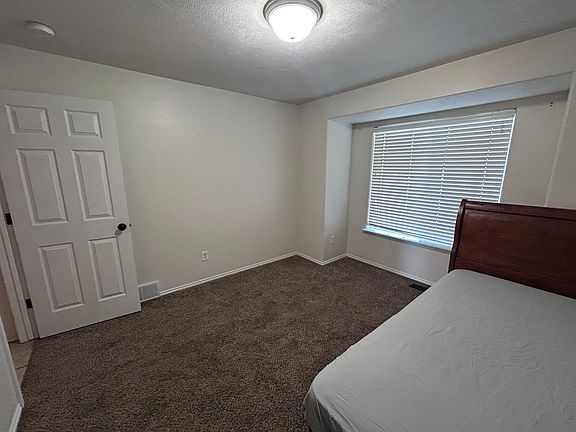 5th image of 124 Tamarack Ave