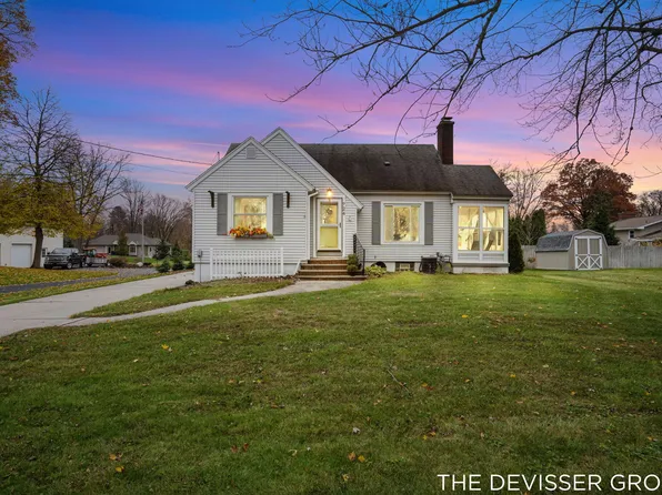 724 E Lincoln Ave, Zeeland, MI 49464