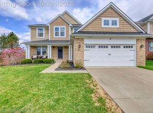 18 Wildrose Dr, White Lake, MI 48386
