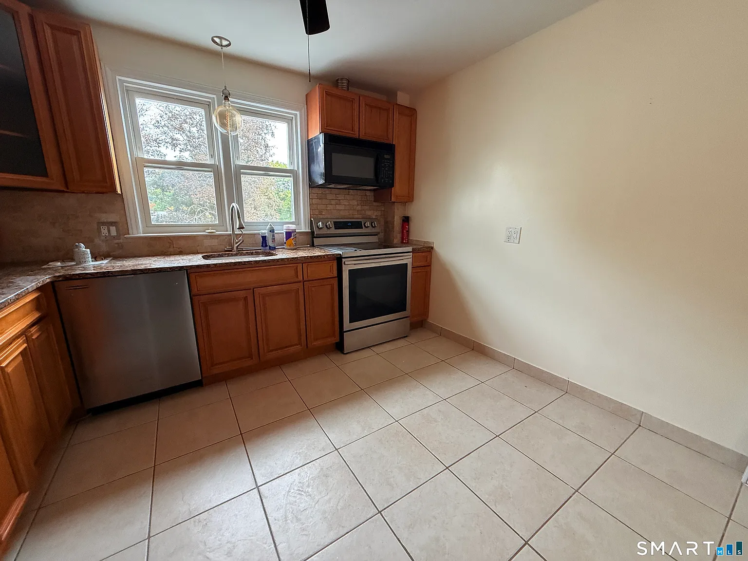 2 bed, 1.0 bath, 1360 sqft, $2,450 — Photo 3