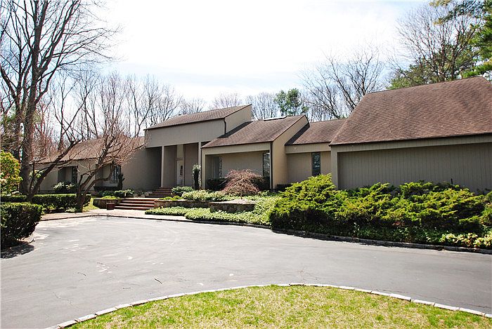 1st image of 7 Brook Ln